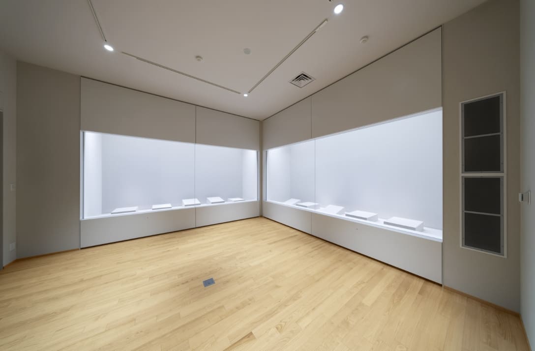 Image of the inside of the basic exhibition room (units are lined up)